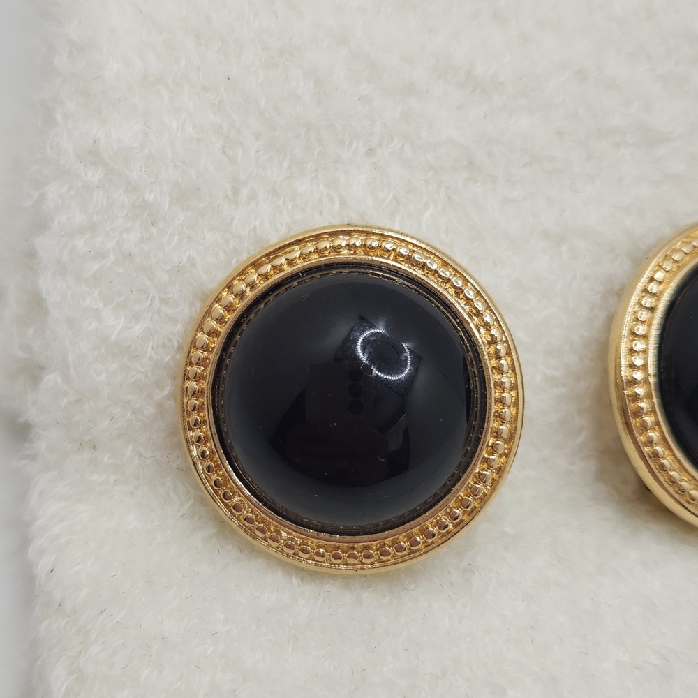 Vintage‎ Trifari Black Cabochon Gold Tone Beaded Border Clip On Button Earrings - Picture 2 of 8